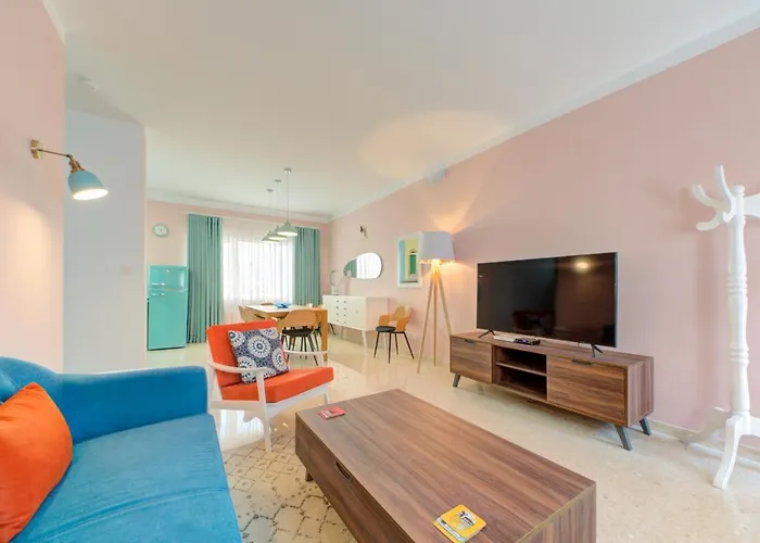 Colorful & Spacious Home With Yard - Close To Xemxija Bay