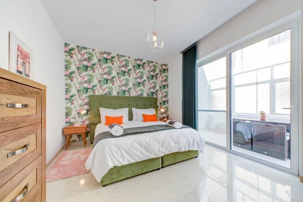 Colorful & Spacious With Yard - Close To Xemxija Bay *