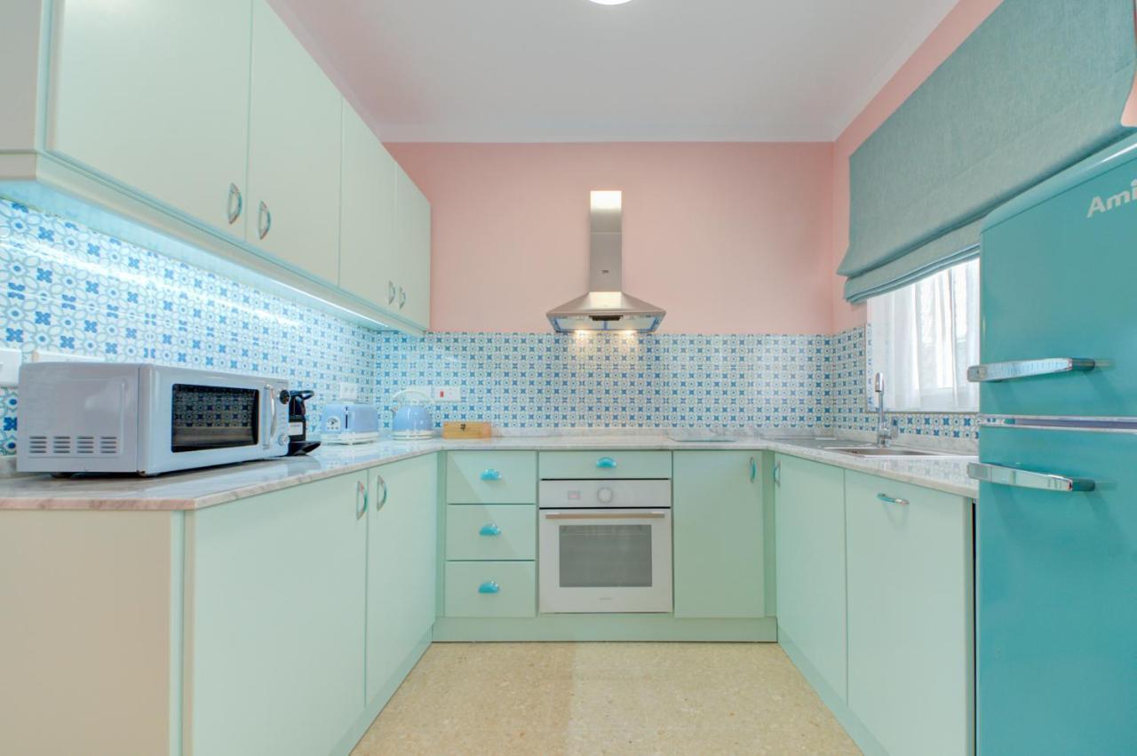 Colorful & Spacious With Yard - Close To Xemxija Bay Apartament San Pawl il-Baħar