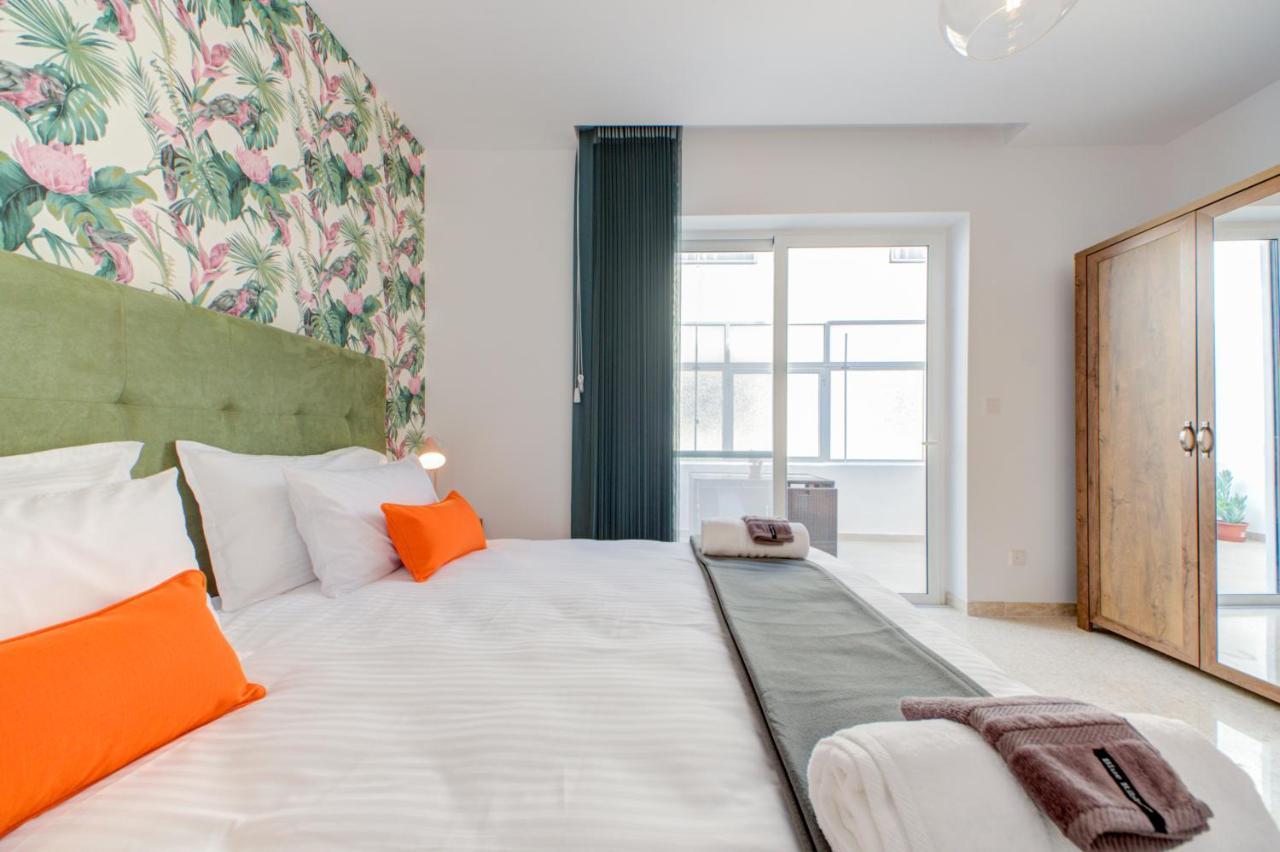 Colorful & Spacious With Yard - Close To Xemxija Bay Apartament